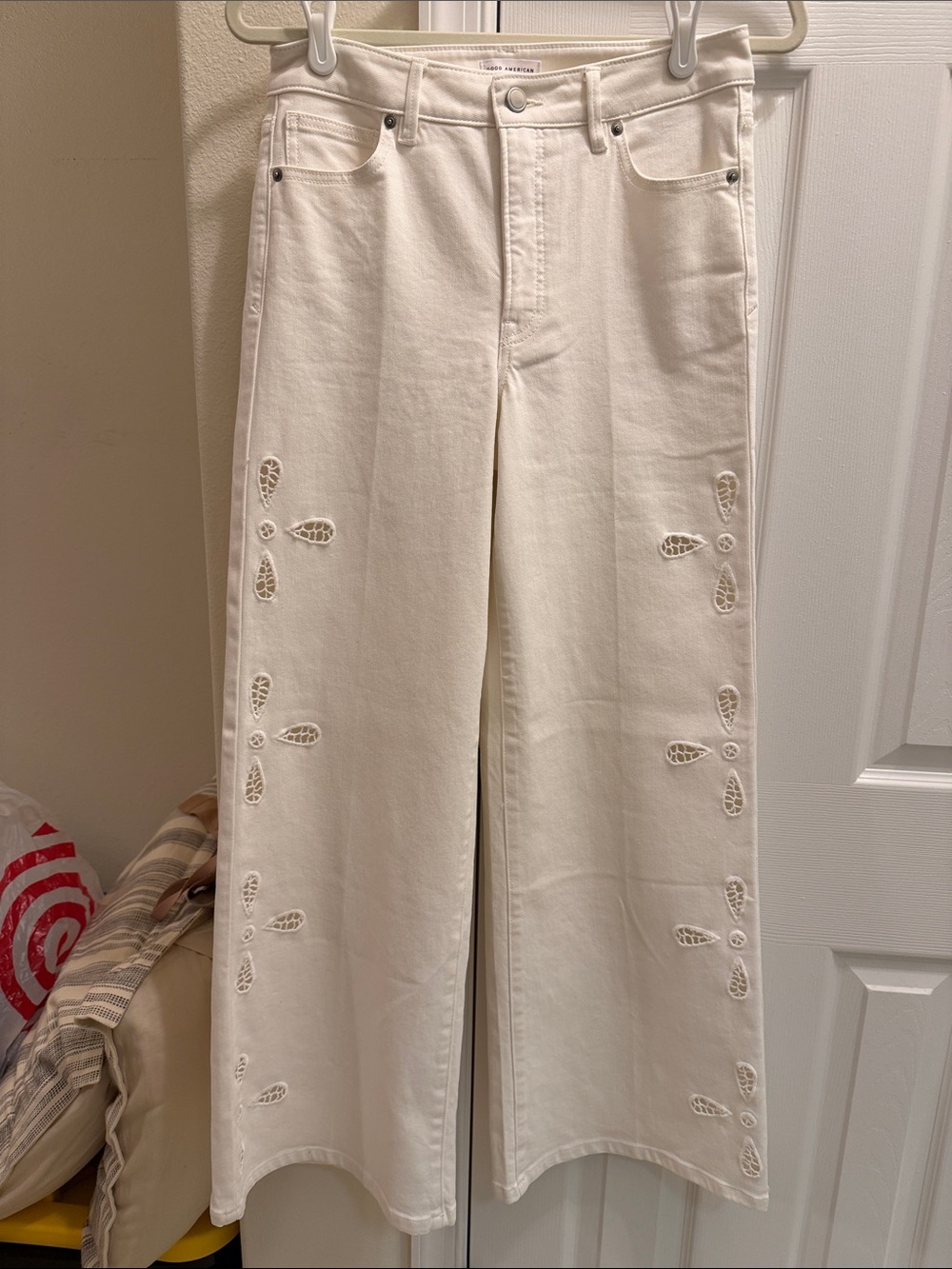 Women’s White Wide-Leg Embroidered Jeans - Size 4 - no tags but NEVER USED !
